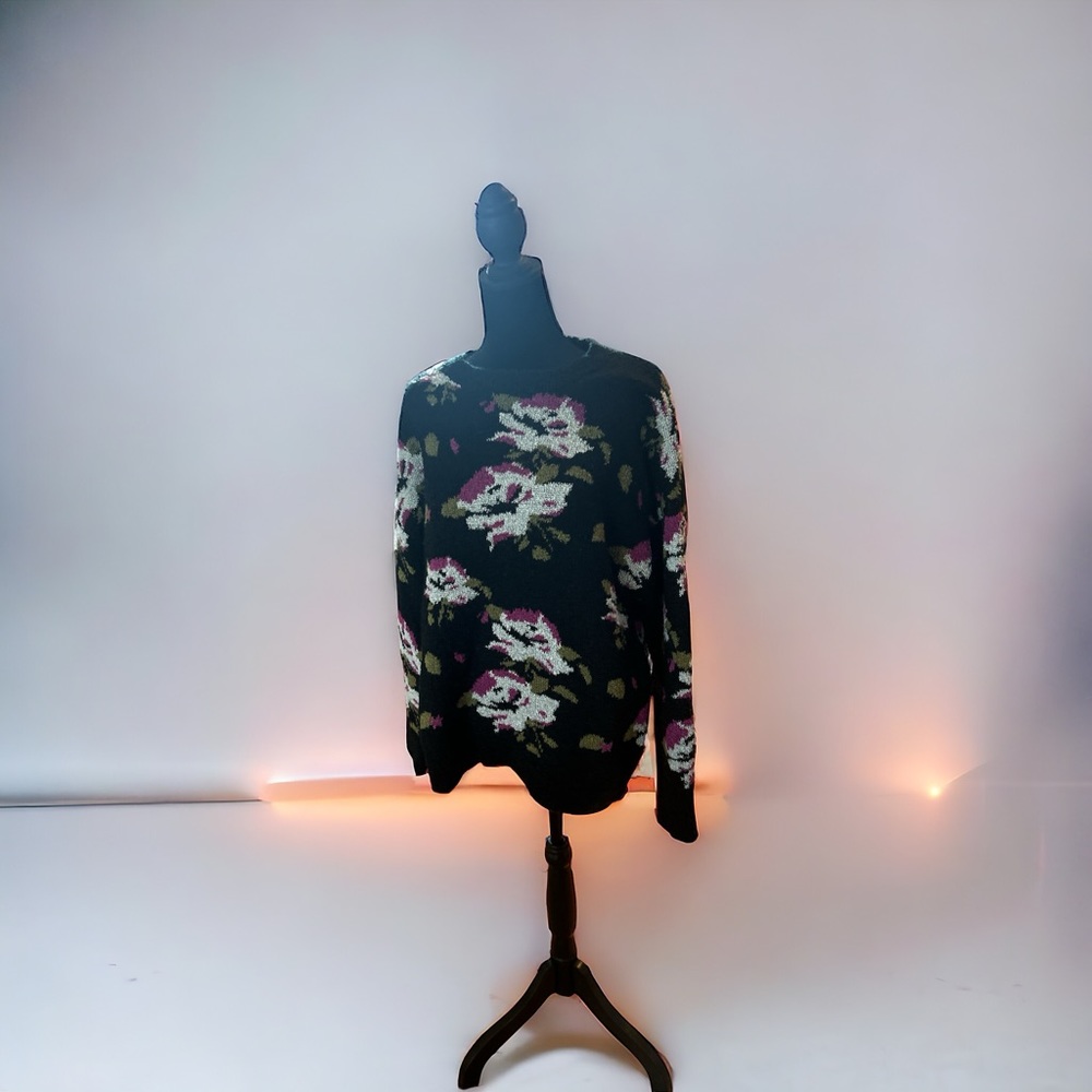 VICI collection.  Q+A.  Heavy crew sweater. Size: Large